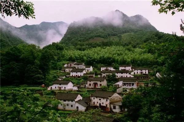 山村最強(qiáng)小農(nóng)民董三生最新傳奇故事，山村最強(qiáng)小農(nóng)民董三生傳奇新篇，董三生的最新故事