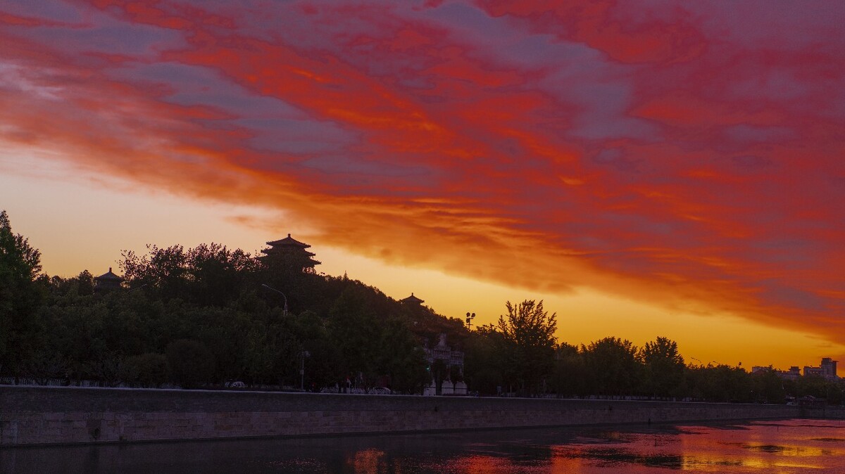 北京深紅色朝霞，北京朝霞映紅天際