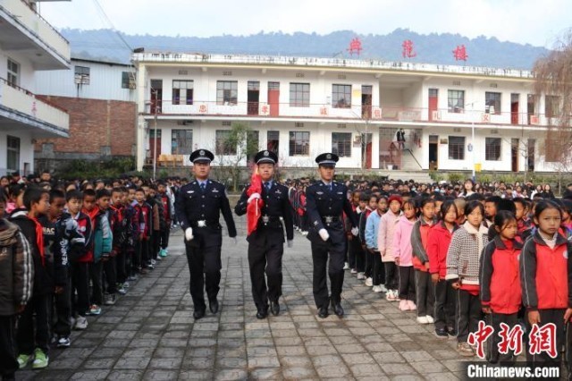 最新警察旗，象征榮耀與擔當的時代旗幟，新時代警察旗幟，榮耀與擔當的象征