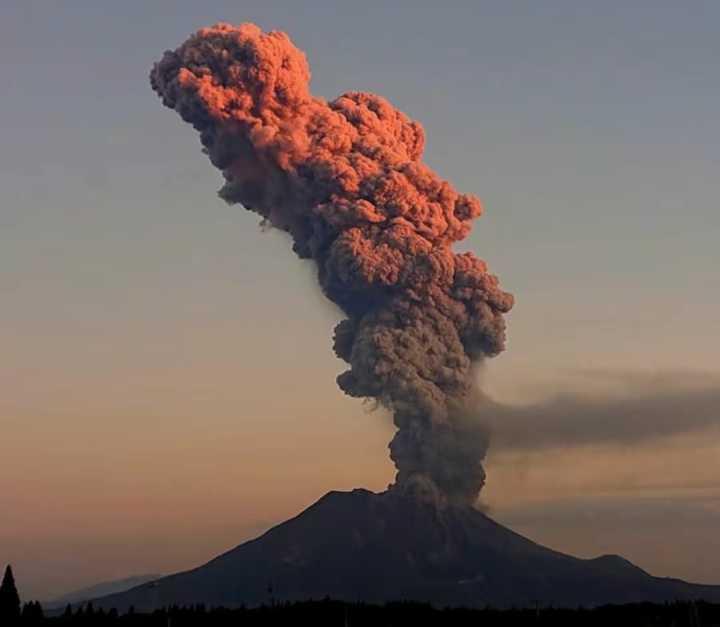 日本火山噴發(fā)灰柱高達(dá)3400米，自然的熱烈展現(xiàn)，日本火山熱烈噴發(fā)，灰柱直沖云霄3400米