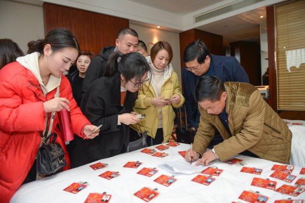 如何巧妙地運用開場白與女生展開聊天話題，巧妙開場白，與女生輕松展開聊天話題的藝術