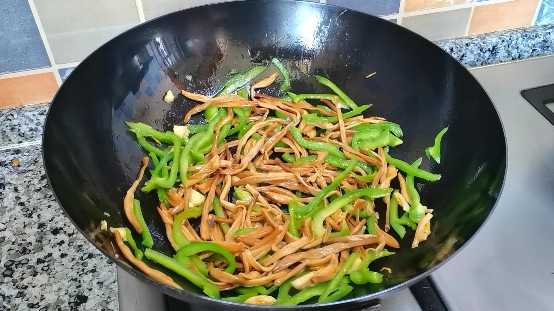 黃花菜的美味烹飪之道，如何做出好吃的黃花菜，黃花菜美味烹飪秘訣，打造佳肴的秘訣揭曉！