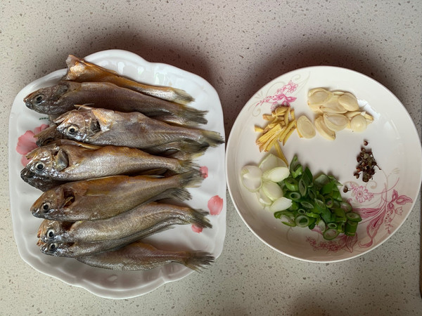 烹飪小黃花魚的藝術，一道美味的海洋佳肴，烹飪小黃花魚的藝術，海洋佳肴的誘惑之道