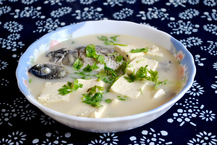 鯽魚豆腐湯，一道家常美味湯品的做法，鯽魚豆腐湯，家常美味湯品制作指南