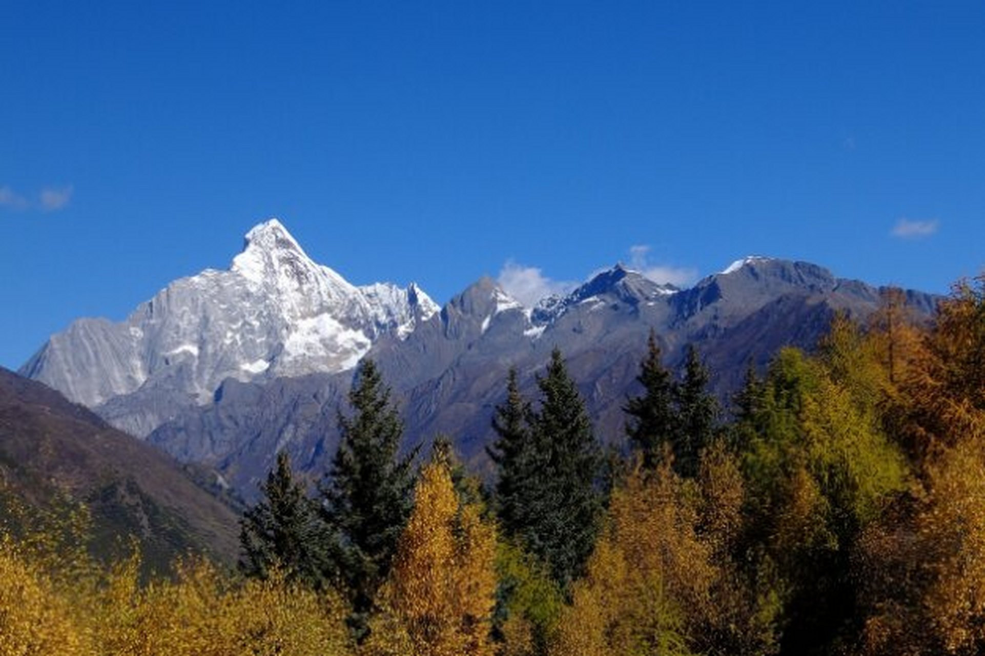 四姑娘山，自然之美的壯麗縮影，四姑娘山，自然之美的壯麗縮影，美不勝收的人間仙境