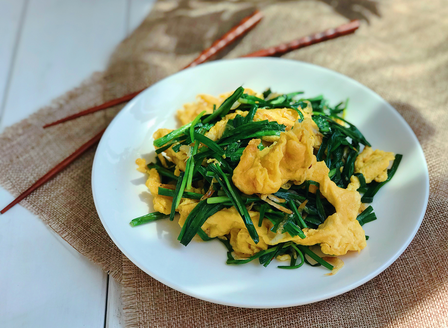 韭菜炒雞蛋——一道家常美食的圖片故事，韭菜炒雞蛋，一道家常美食的溫馨故事與圖片呈現